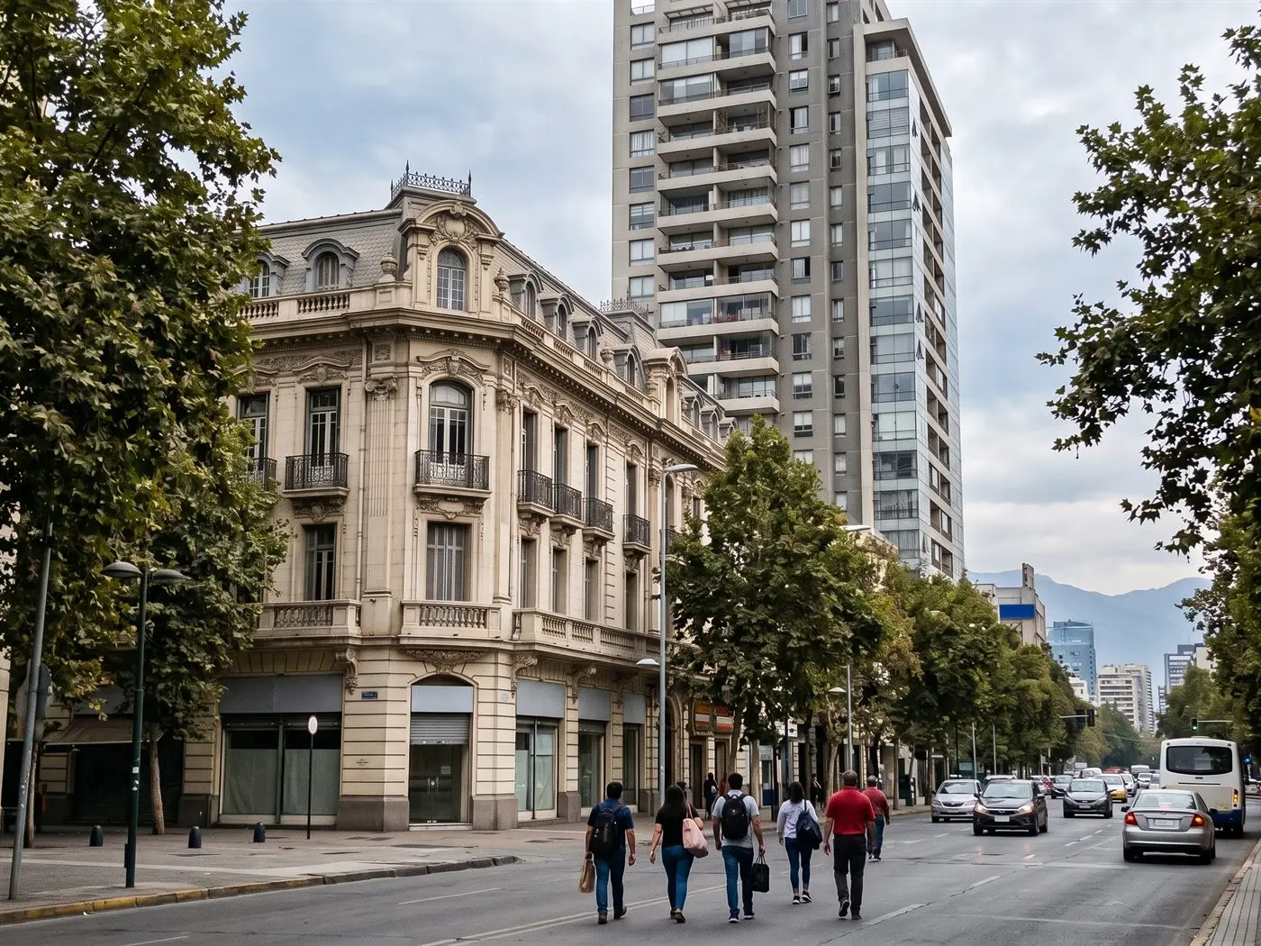 Edificio de los años treinta junto a una torre de departamentos en una calle arbolada de Santiago Centro