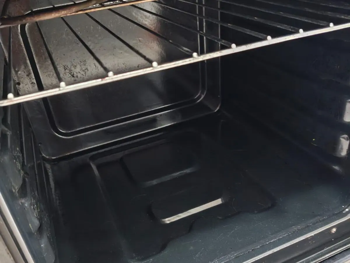 Interior de un horno limpio, con la base y las paredes sin grasa, después del aseo