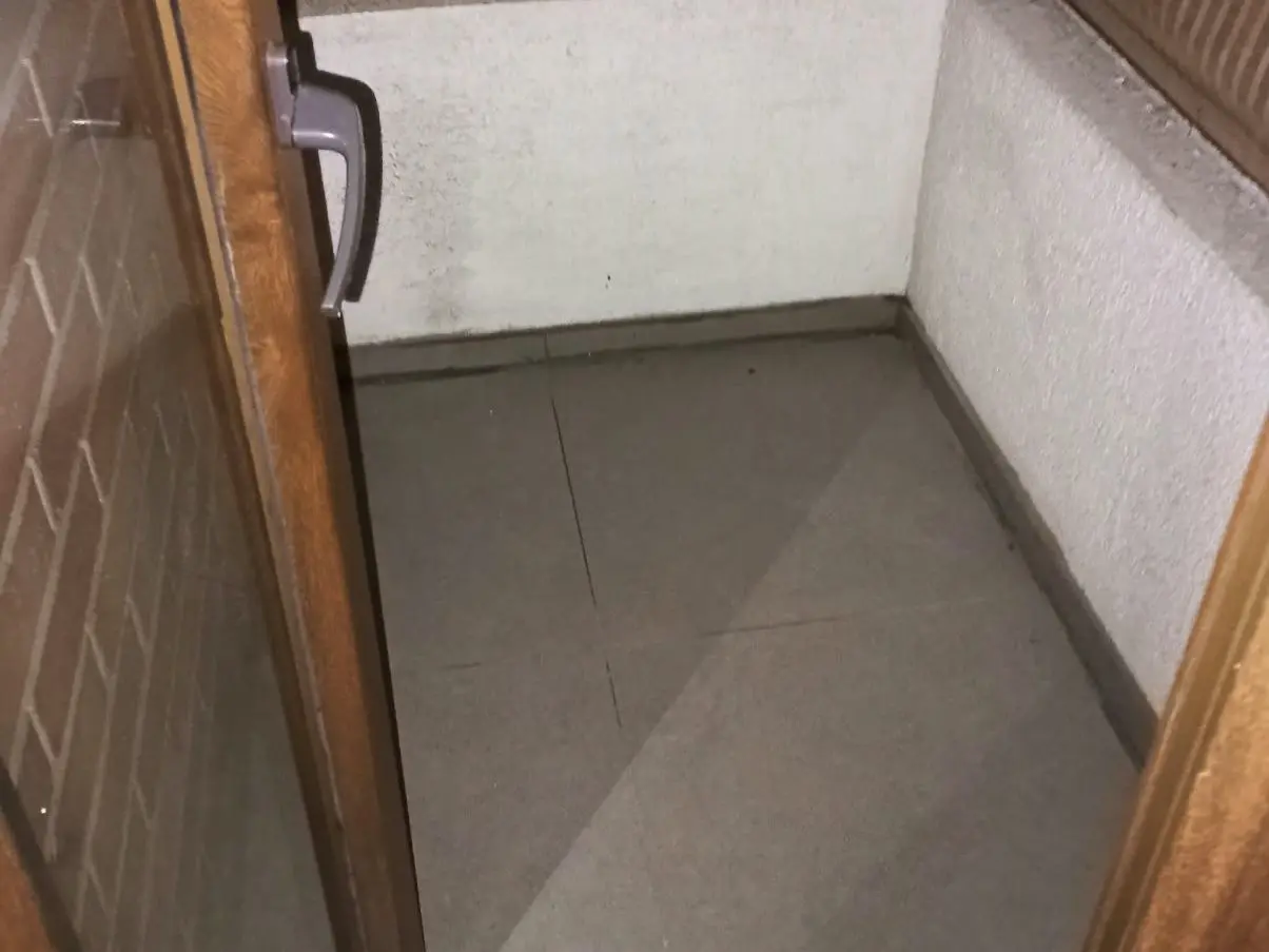 Terraza chica de un depto vacía y con el piso limpio